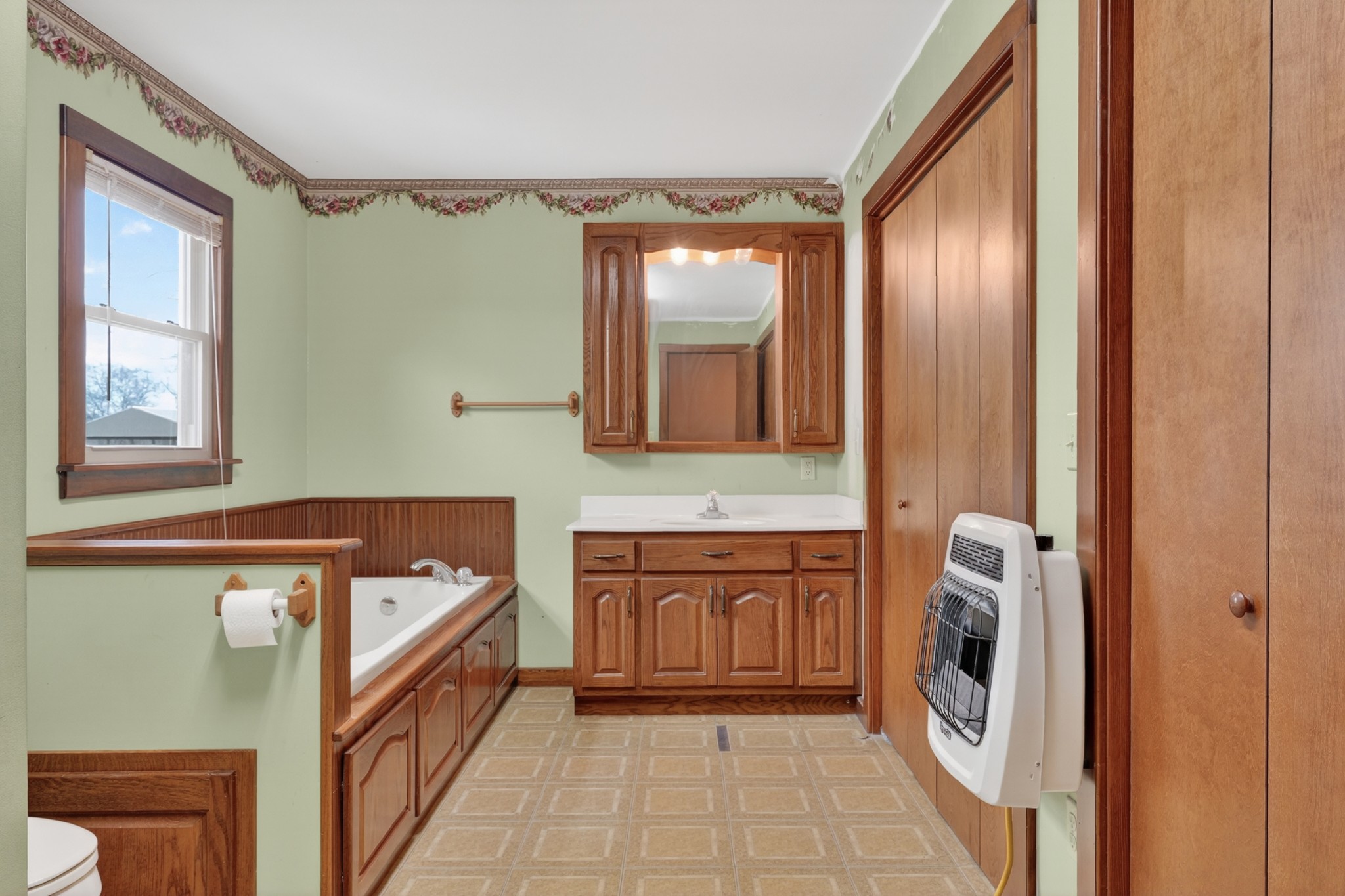 679 Howell Hill Road Flintville, TN 37335 - Photo 22 of 44 a bathroom with a sink a mirror and a bathtub