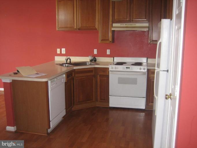 2514-5 Five Shillings Road Frederick, MD 21701 - Photo 7 of 17 a utility room with dryer and washer