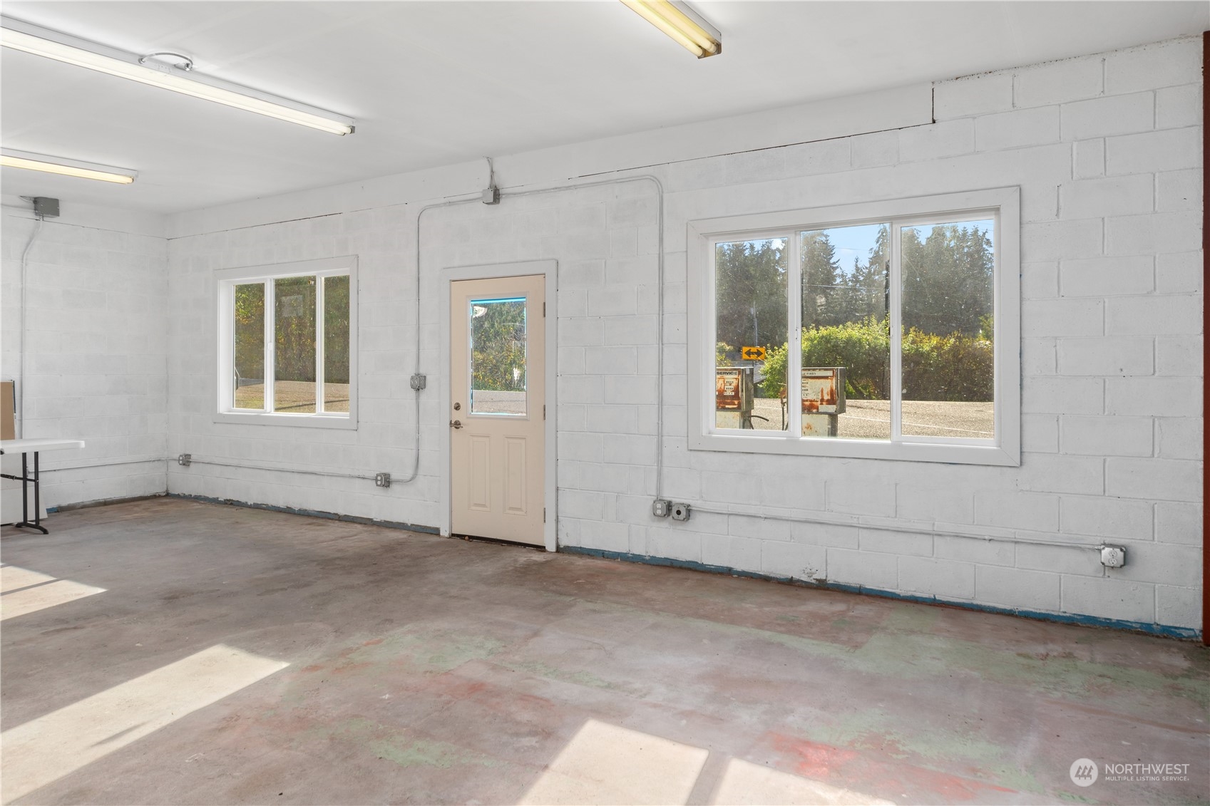 781 Irondale Road Port Hadlock, WA 98339 - Photo 7 of 28 an empty room with a window