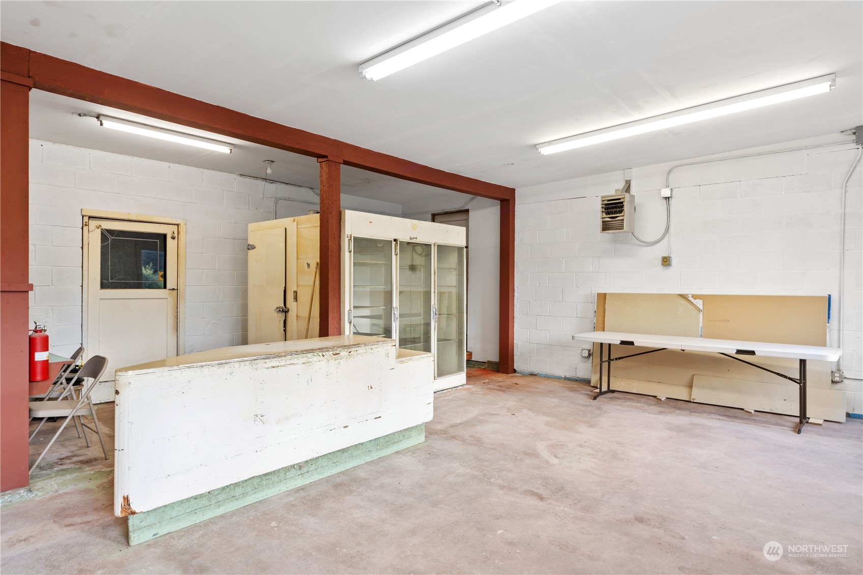 781 Irondale Road Port Hadlock, WA 98339 - Photo 10 of 28 a living room with furniture