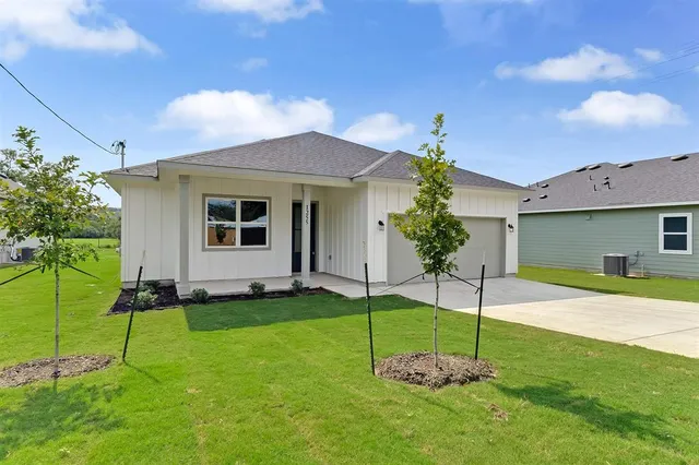 a view of a house with a backyard