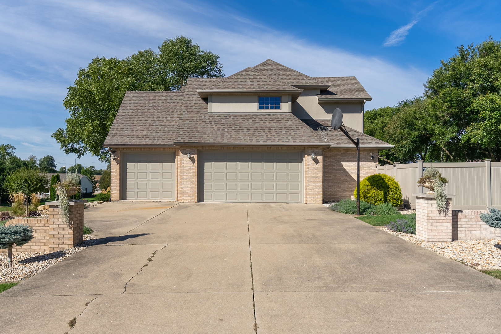 100 Willow Trail Spring Valley, IL 61362 - Photo 4 of 57 a front view of a house with garden