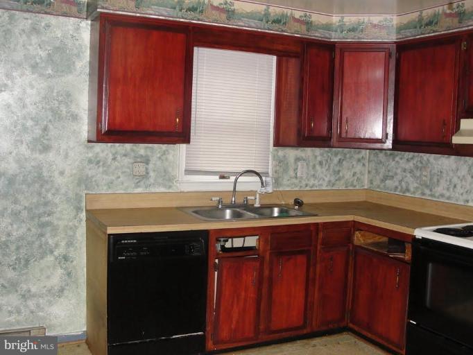 404 Biddle Road Accokeek, MD 20607 - Photo 3 of 5 Kitchen