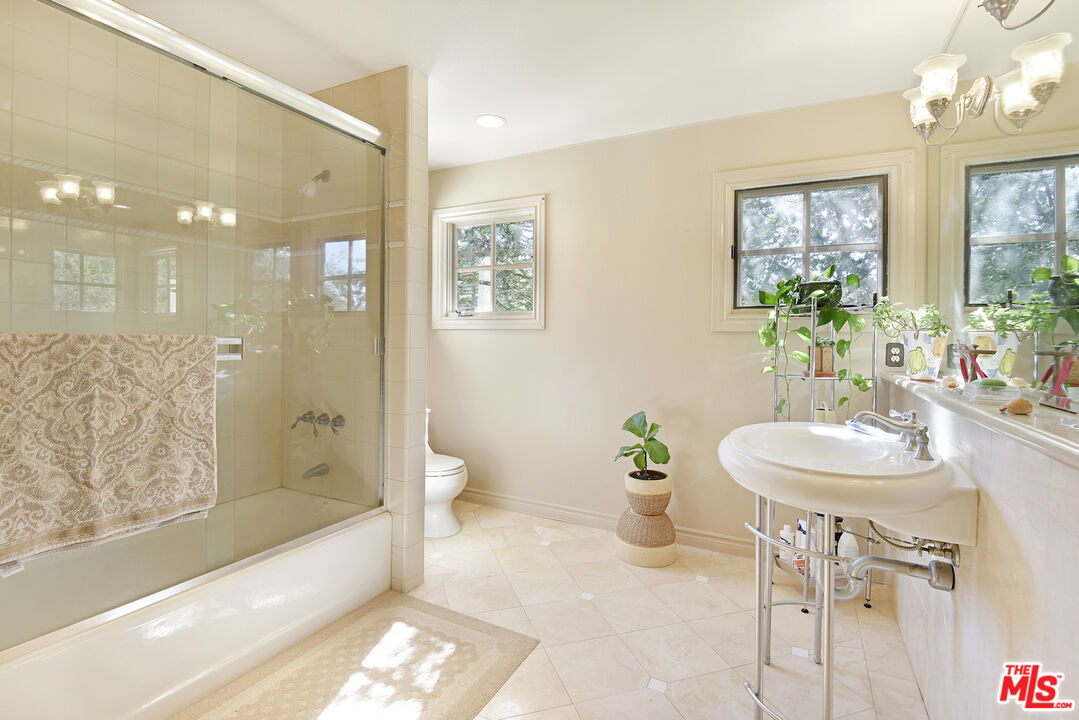 480 Westlake Boulevard Malibu, CA 90265 - Photo 26 of 36 a bath room with a toilet a sink and a bath tub