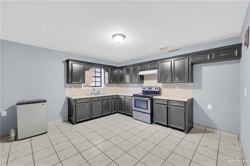 537 Benito Street Rio Grande City, TX 78582 - Photo 5 of 20 a large kitchen with a stove a refrigerator and a sink