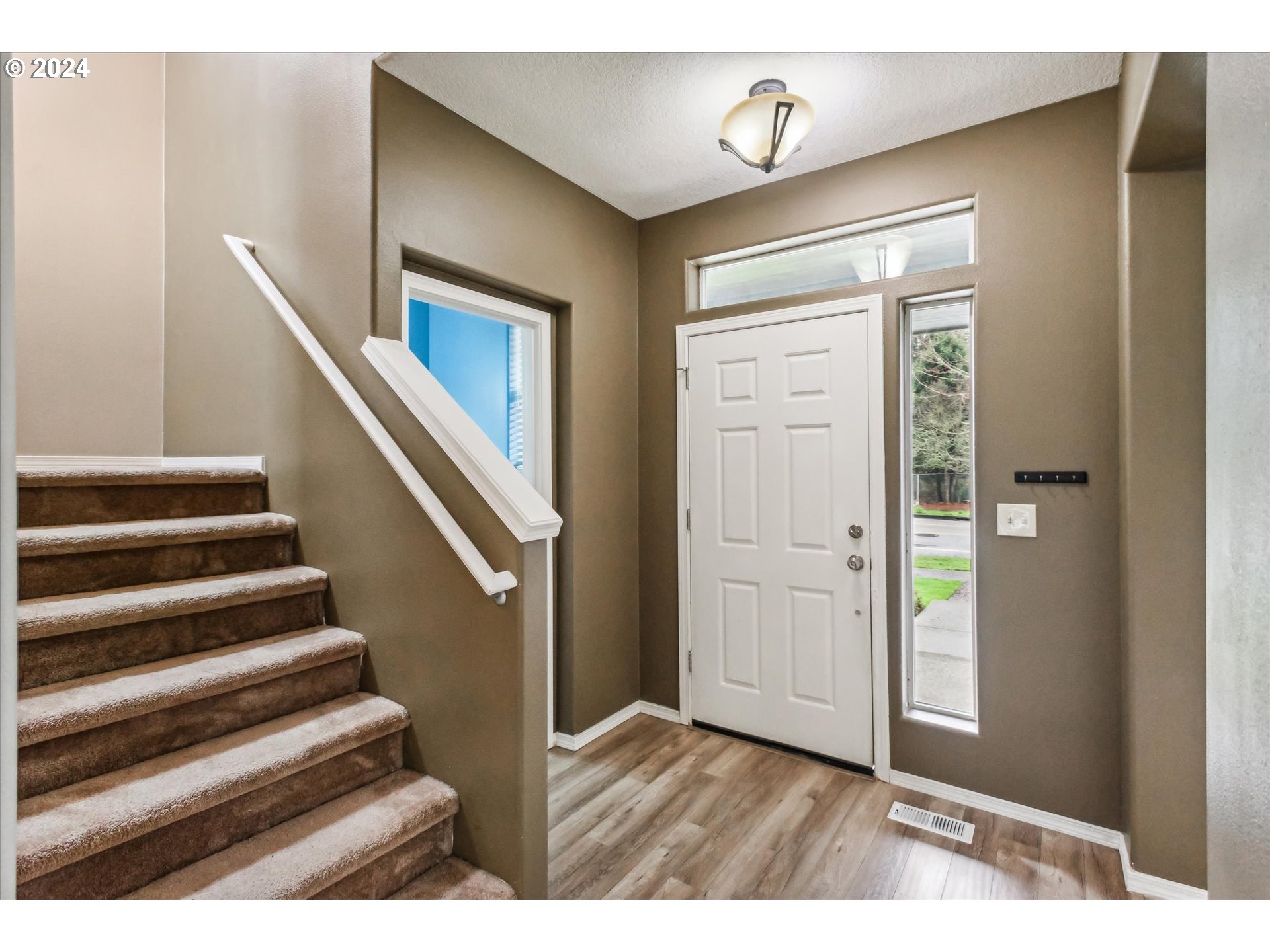 4597 Southeast Davis Road Hillsboro, OR 97123 - Photo 4 of 27 Entrance/Foyer