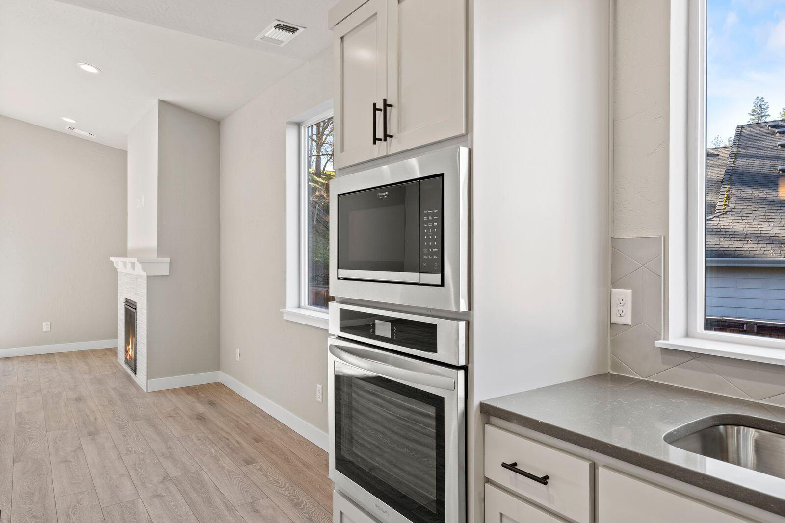 1135 Pumpkin Ridge, Unit 319 Eagle Point, OR 97524 - Photo 10 of 34 a kitchen with granite countertop a refrigerator stove and microwave