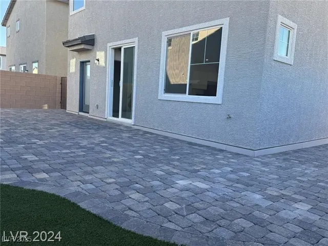 $2,400 | 1992 Majalis Place, Las Vegas, NV 89106