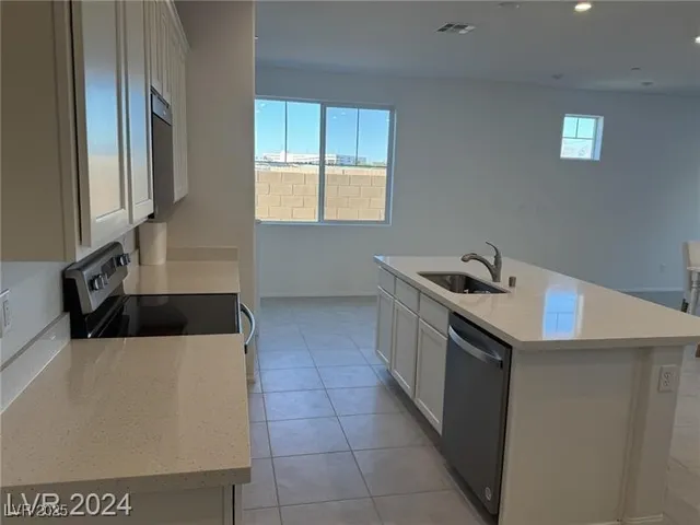 $2,400 | 1992 Majalis Place, Las Vegas, NV 89106