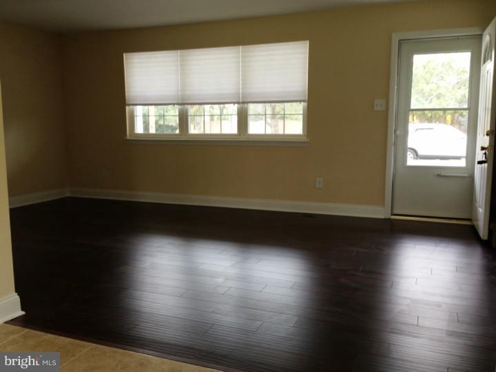 1066 Winslow Road Williamstown, NJ 08094 - Photo 5 of 21 Living Room