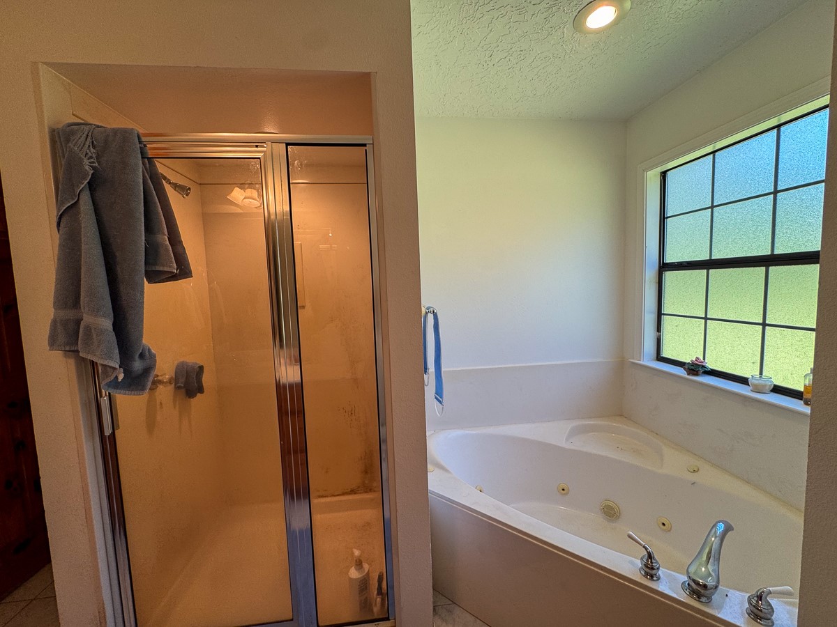 37 Archie Road Huntsville, TX 77320 - Photo 13 of 40 a bathroom with a shower and a tub