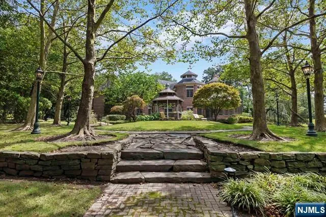 $4,599,999 | 550 Summit Street, Englewood Cliffs, NJ 07632