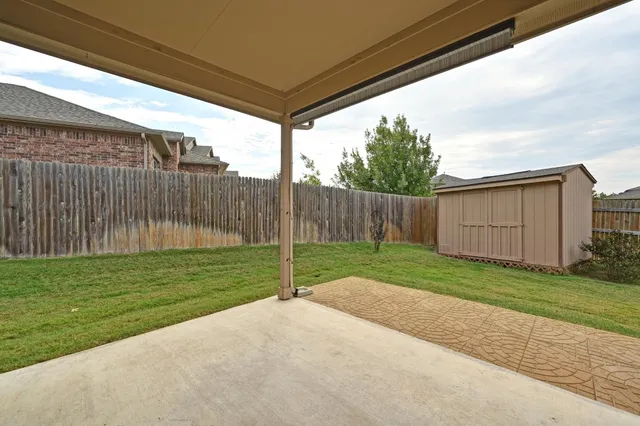 a view of a backyard with barn