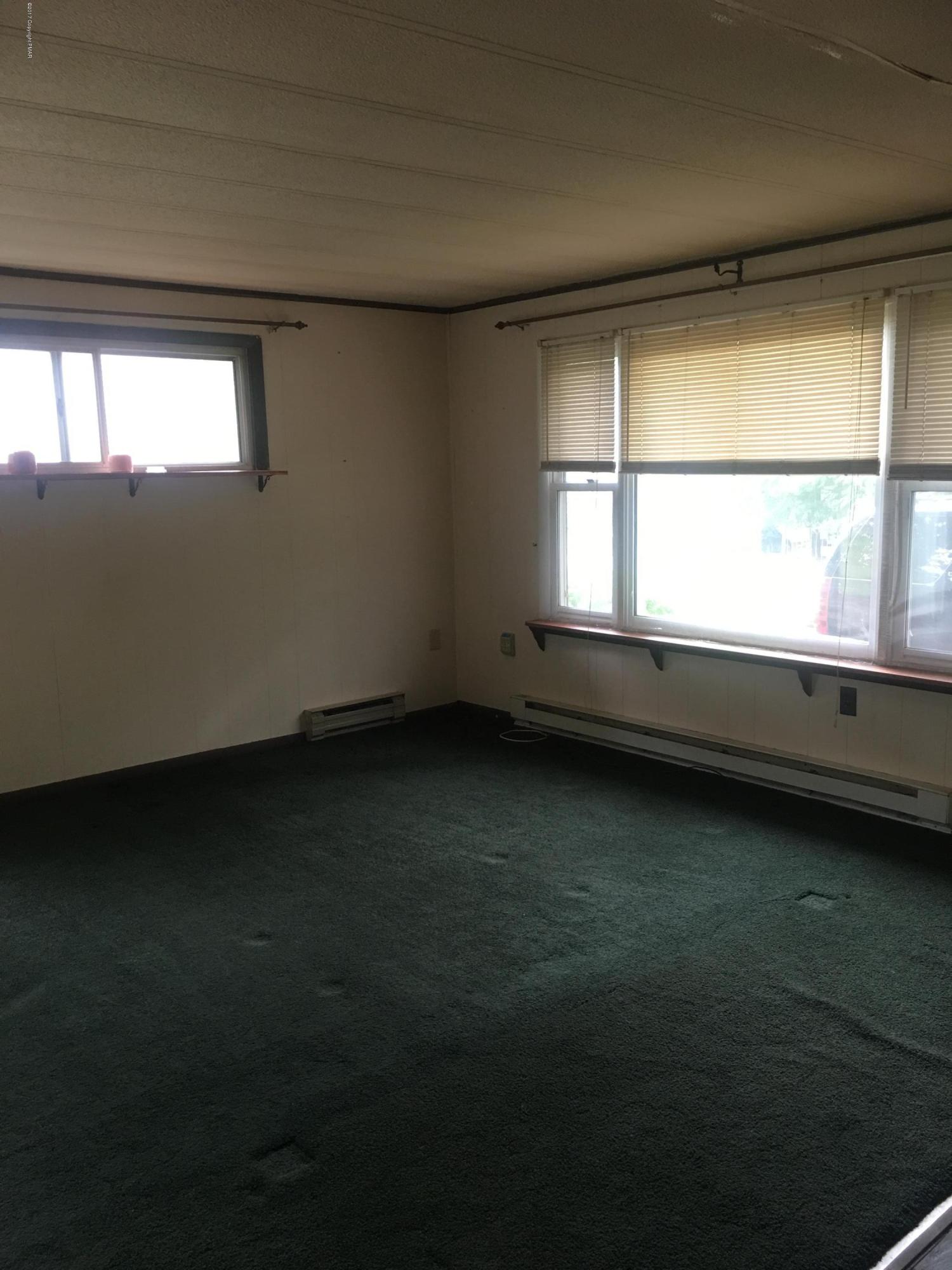 139 Gap View Circle Bushkill, PA 18324 - Photo 6 of 21 LIVING ROOM