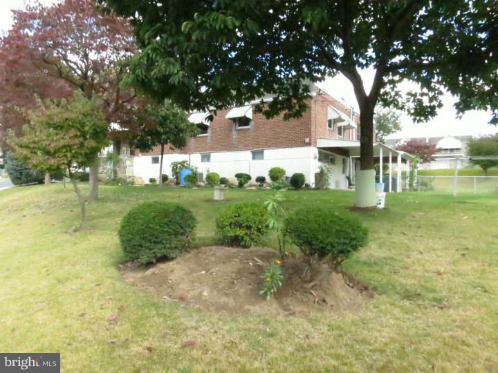 7246 Hill Road Philadelphia, PA 19128 - Photo 23 of 25 Side Yard