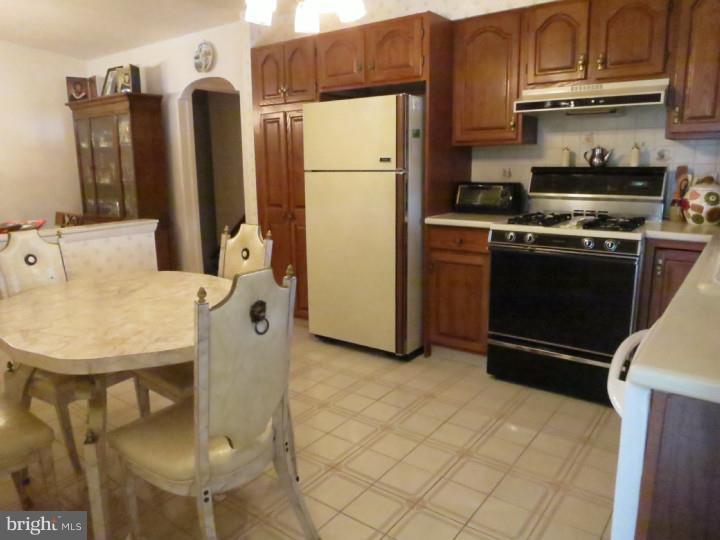 7246 Hill Road Philadelphia, PA 19128 - Photo 8 of 25 Kitchen