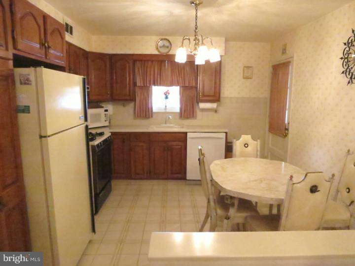 7246 Hill Road Philadelphia, PA 19128 - Photo 9 of 25 Kitchen