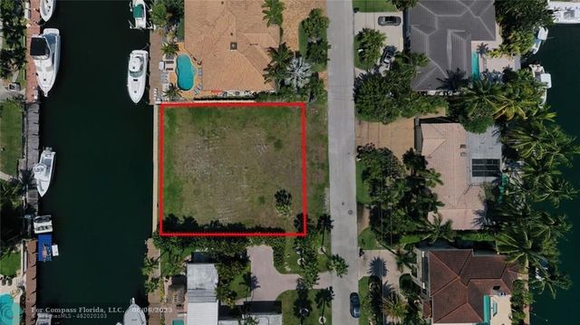 a view of yard with green space and trees