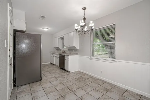 $1,795 | 724 Sue Ann Lane, Burleson, TX 76028