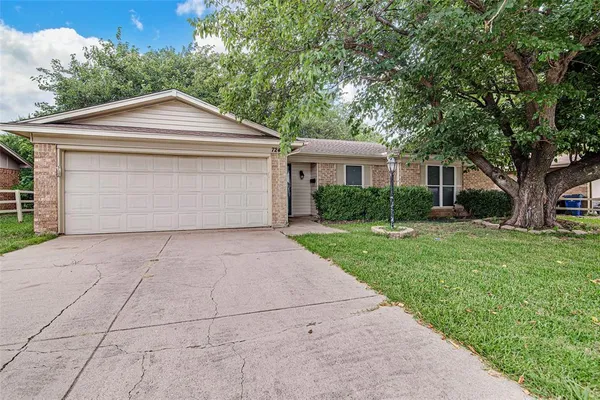 $1,795 | 724 Sue Ann Lane, Burleson, TX 76028