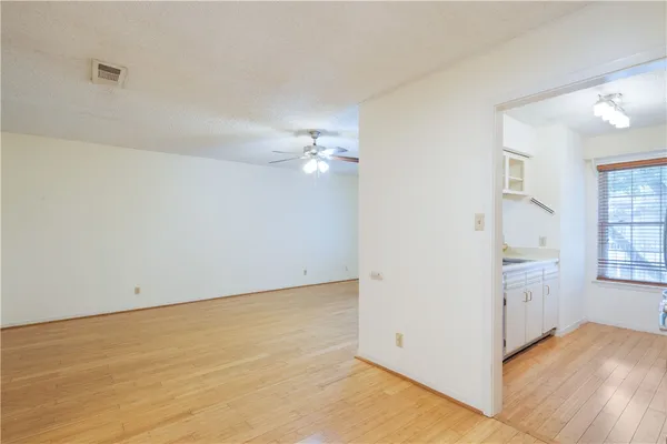 $1,600 | 1240 Barton Hills Drive, Unit 208, Austin, TX 78704