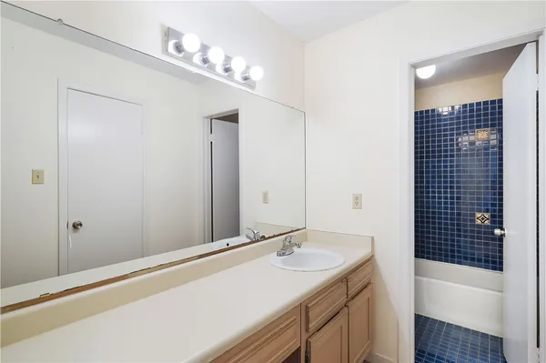 $1,600 | 1240 Barton Hills Drive, Unit 208, Austin, TX 78704