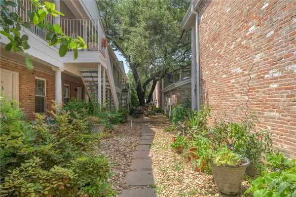 $1,600 | 1240 Barton Hills Drive, Unit 208, Austin, TX 78704
