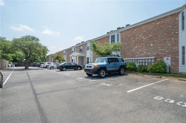 $1,600 | 1240 Barton Hills Drive, Unit 208, Austin, TX 78704