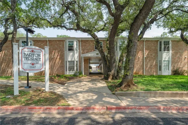 $1,600 | 1240 Barton Hills Drive, Unit 208, Austin, TX 78704