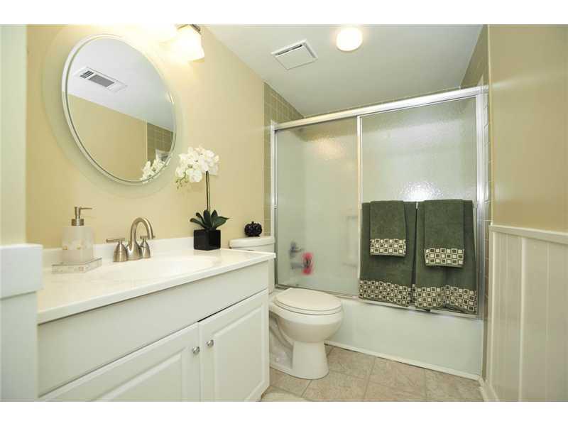 2034 Swallow Hill Road, Unit 318 Pittsburgh, PA 15220 - Photo 8 of 9 Full Bath.