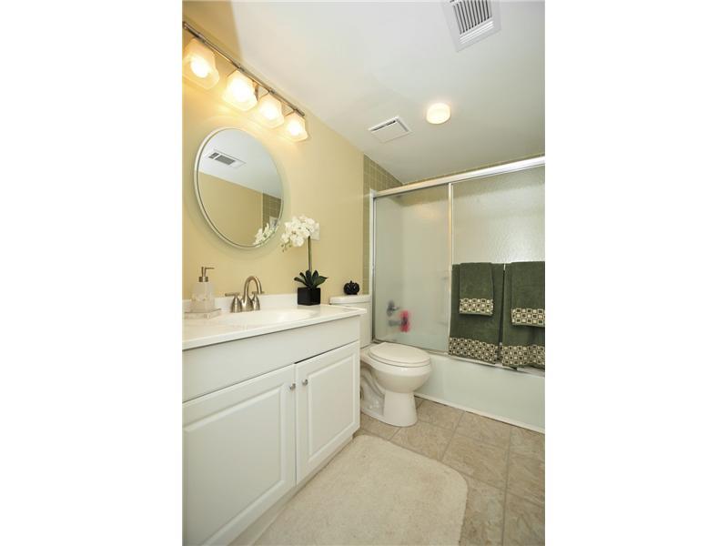 2034 Swallow Hill Road, Unit 318 Pittsburgh, PA 15220 - Photo 9 of 9 Full Bath.