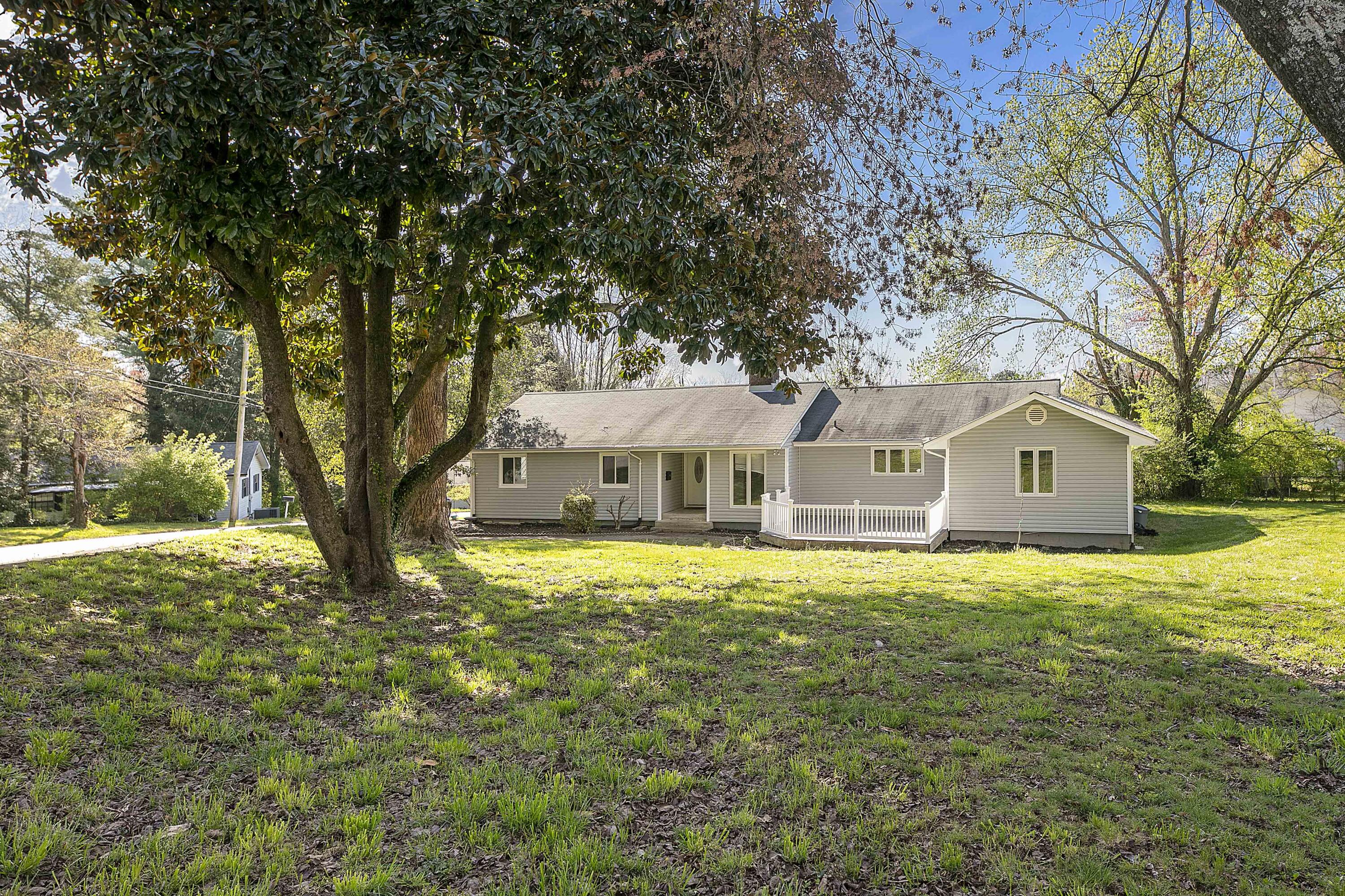 100 Pelham Road Oak Ridge, TN 37830 - Photo 2 of 26 Large Frontyard