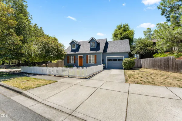 $349,900 | 533 Northwest D Street, Grants Pass, OR 97526