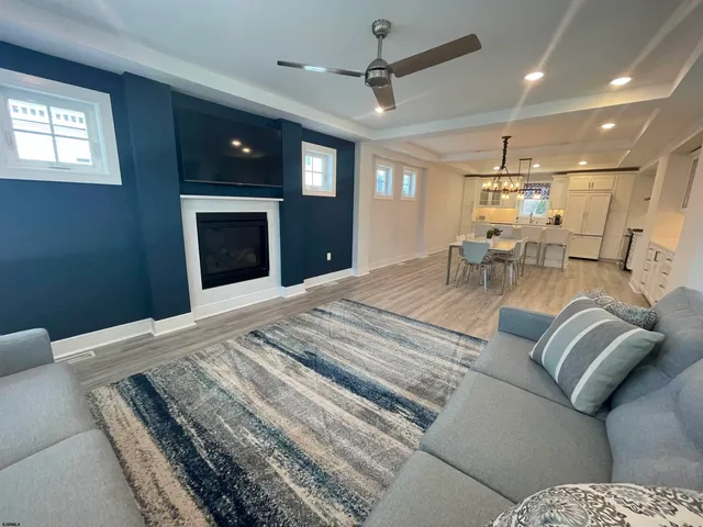 a view of a livingroom with furniture and a ceiling fan