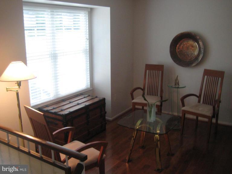 2456 Ridgehampton Court Reston, VA 20191 - Photo 3 of 15 Living Room