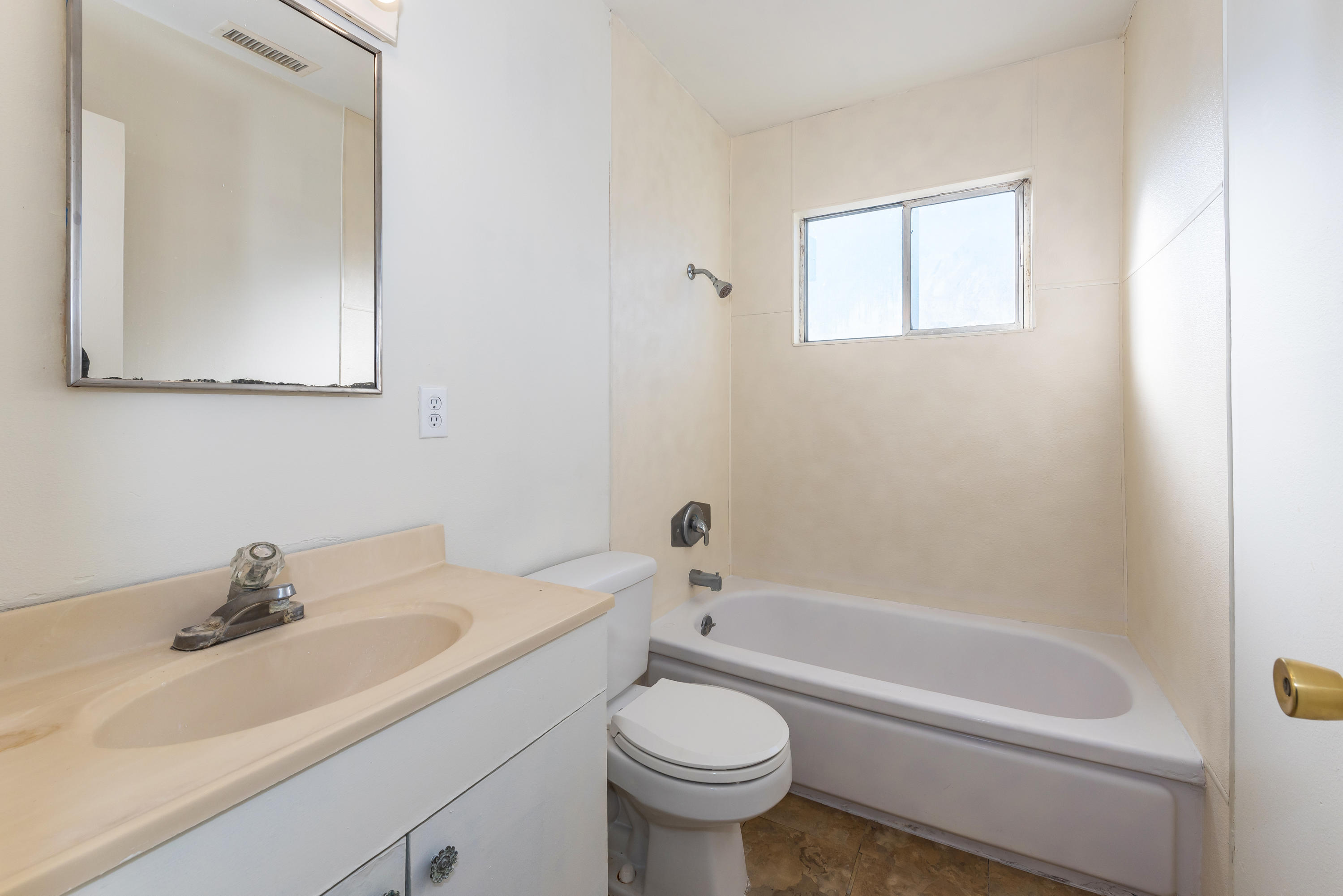 5048 Rocoso Way Santa Barbara, CA 93111 - Photo 10 of 14 Hall bath (one of 2)