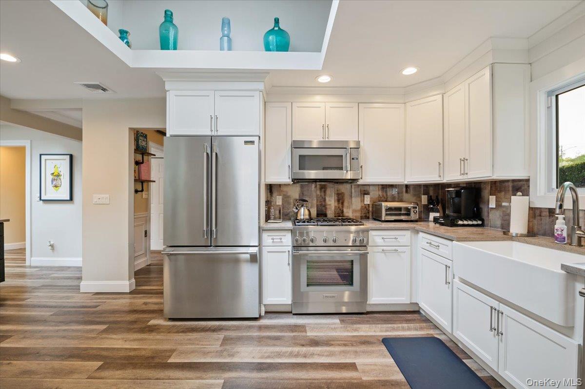 6 Long Ridge Road Plainview, NY 11803 - Photo 4 of 32 Gorgeous Kitchen!