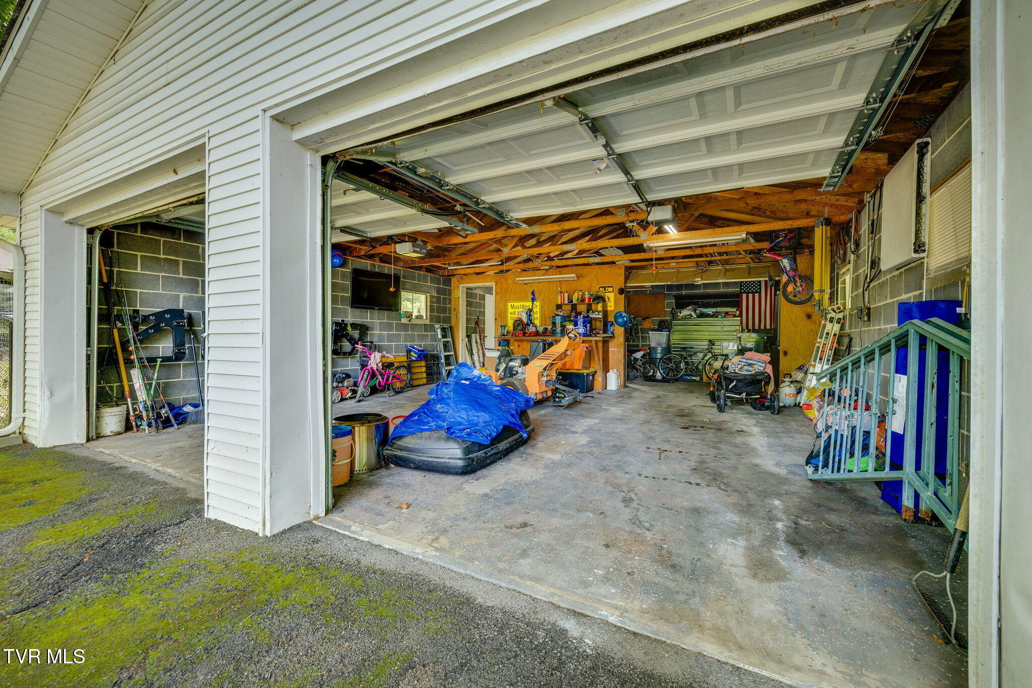 4302 Stagecoach Road Kingsport, TN 37664 - Photo 10 of 51 Garage