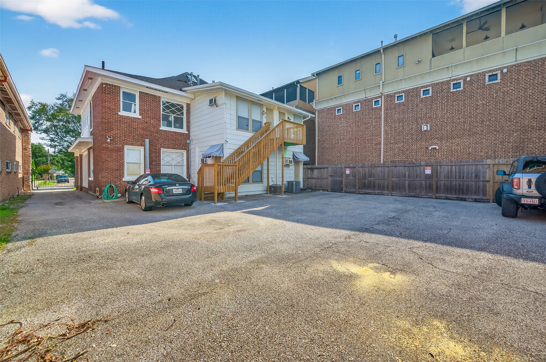 324 West Alabama Street, Unit 1 Houston, TX 77006 - Photo 29 of 30 a front view of a building with street