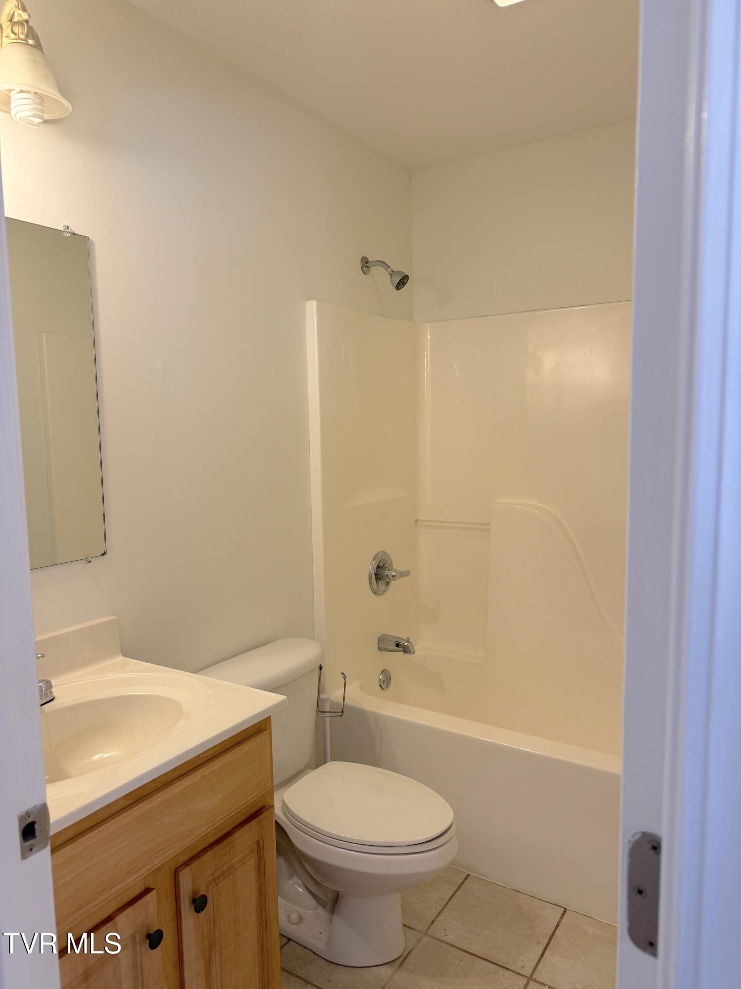 1516 Rock Springs Road Kingsport, TN 37664 - Photo 13 of 27 hallway bath