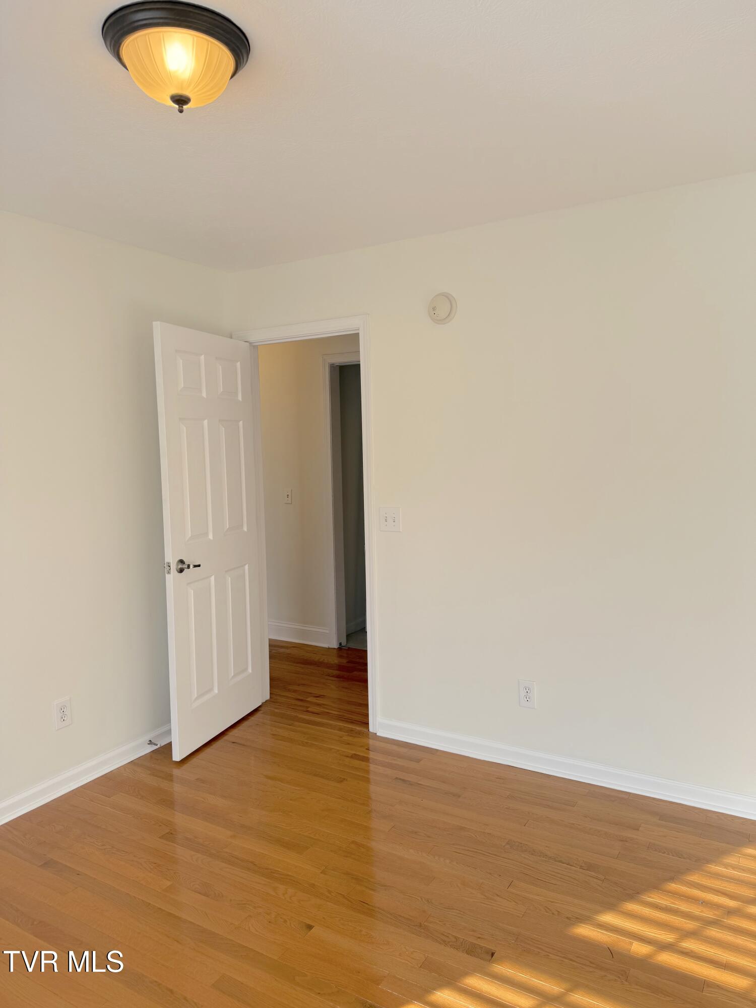 1516 Rock Springs Road Kingsport, TN 37664 - Photo 20 of 27 master bed