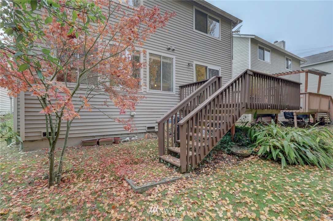 5142 South Garden Loop Road Seattle, WA 98118 - Photo 15 of 18 a backyard of a house with table and chairs