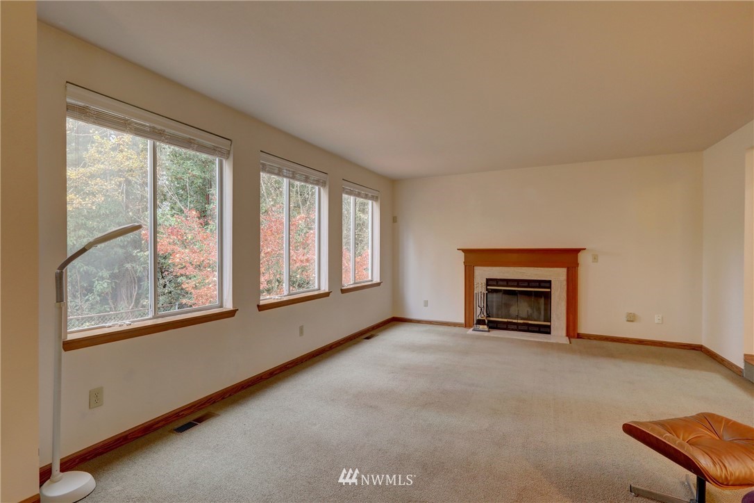 5142 South Garden Loop Road Seattle, WA 98118 - Photo 4 of 18 an empty room with windows