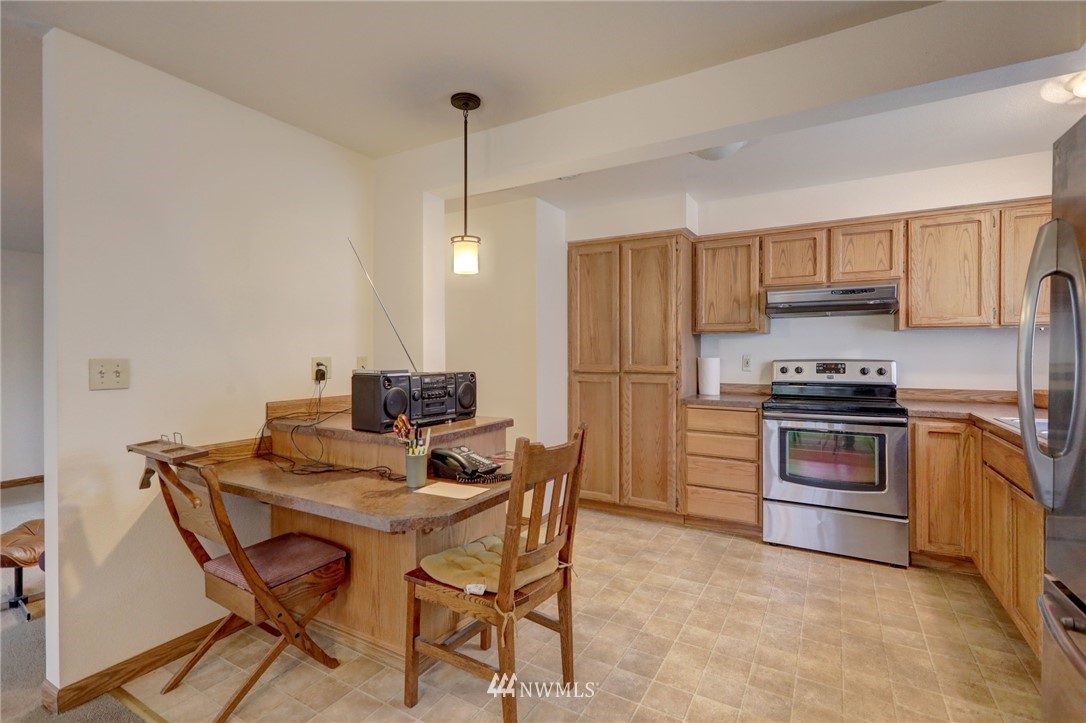 5142 South Garden Loop Road Seattle, WA 98118 - Photo 6 of 18 a kitchen with a table and chairs in it