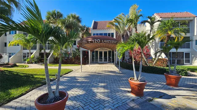 $245,000 | 120 Lakeview Drive, Unit 113, Weston, FL 33326