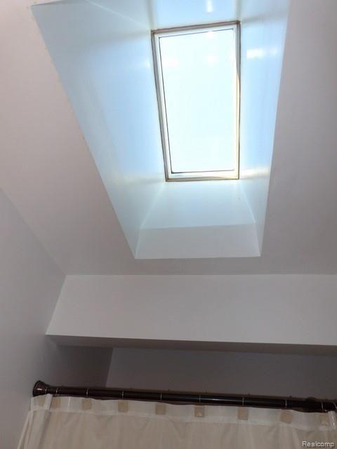 19226 Champaign Road Allen Park, MI 48101 - Photo 59 of 78 58. SKYLIGHT!