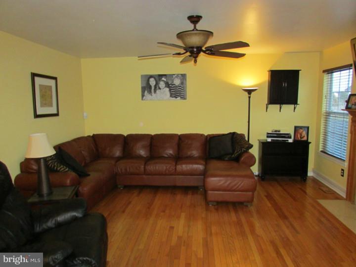 535 Riggs Avenue Berlin, NJ 08009 - Photo 11 of 25 Family Room