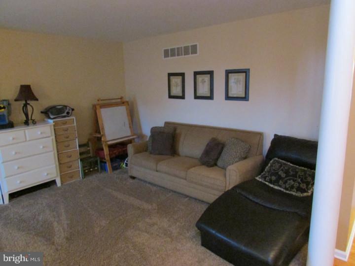 535 Riggs Avenue Berlin, NJ 08009 - Photo 4 of 25 Living Room
