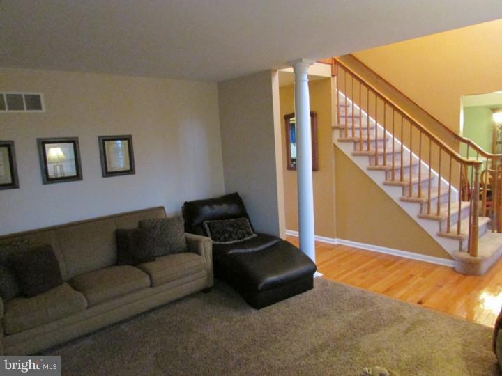 535 Riggs Avenue Berlin, NJ 08009 - Photo 5 of 25 Living Room
