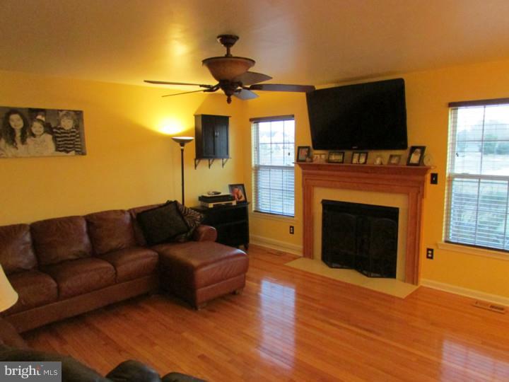 535 Riggs Avenue Berlin, NJ 08009 - Photo 10 of 25 Family Room